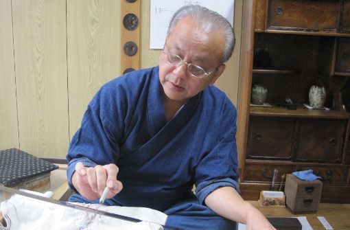 Der Meister bei der Arbeit: Yoshihiko Usuki peppt ein  altes japanisches Schwert wieder auf. Das dauert gut zwei Wochen Foto: Gottschalk