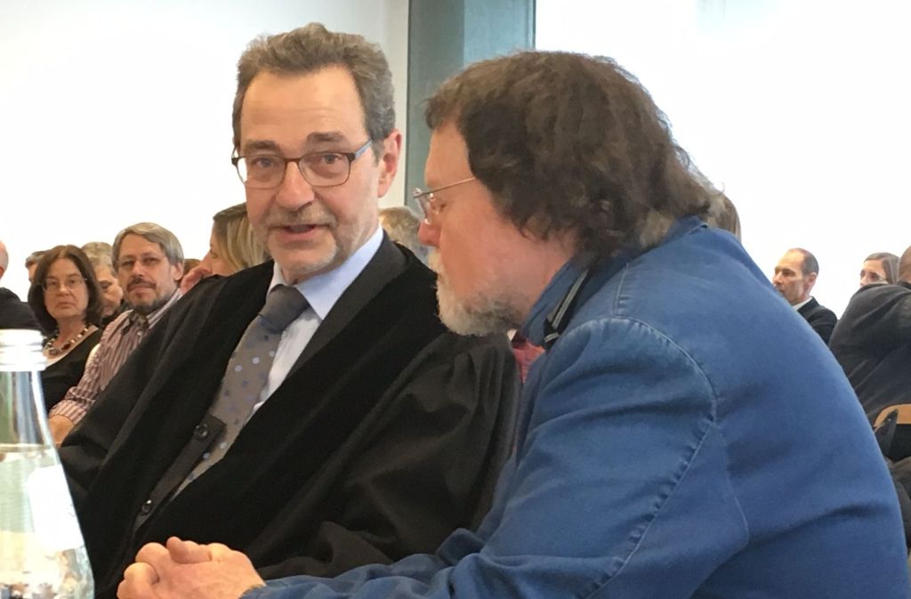 Der Anwalt Roland Kugler und der Feinstaub-Kläger Manfred Niess einigten sich im April 2016 mit dem Land auf Verkehrsbeschränkungen. Foto: Konstantin Schwarz