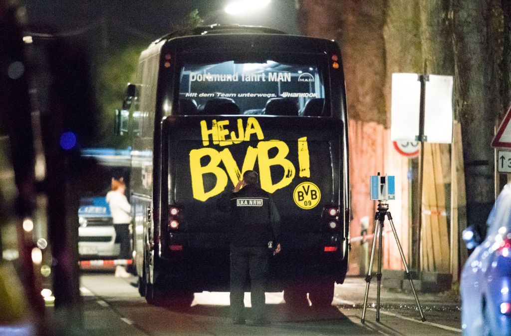 Nach dem Anschlag auf den BVB-Mannschaftsbus solidarisieren sich viele Menschen im Netz mit den Dortmundern.