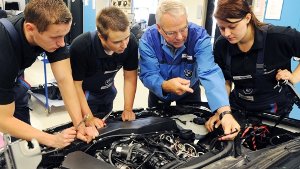 Im BMW-Werk in Leipzig arbeitet Ausbildungsleiter Hans-Helmut Schaaf (zweiter von rechts) in der Lehrwerkstatt mit Auszubildenden Foto: dpa