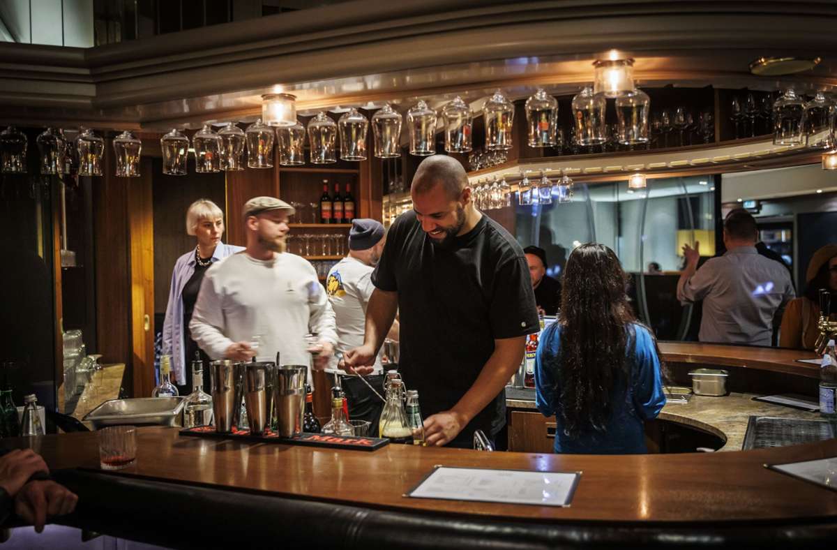 Barkeeper mixen Drinks im neuen Stuttgarter Übergangs-Club.