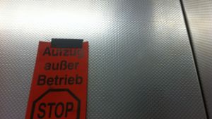 Wieder mal: der Aufzug im Ludwigsburger Bahnhof ist außer Betrieb. Foto: Hörner