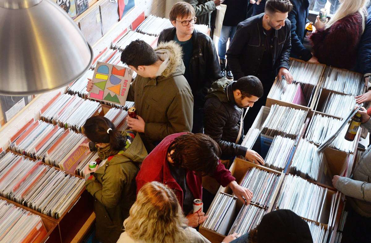 Vinyl-Schallplatten – hier in einem Plattenladen in London –  liegen wieder im Trend, aber immer mehr  Musikhörer legen keinen Wert mehr darauf, Musik zu besitzen. Foto: dpa/John Stillwell