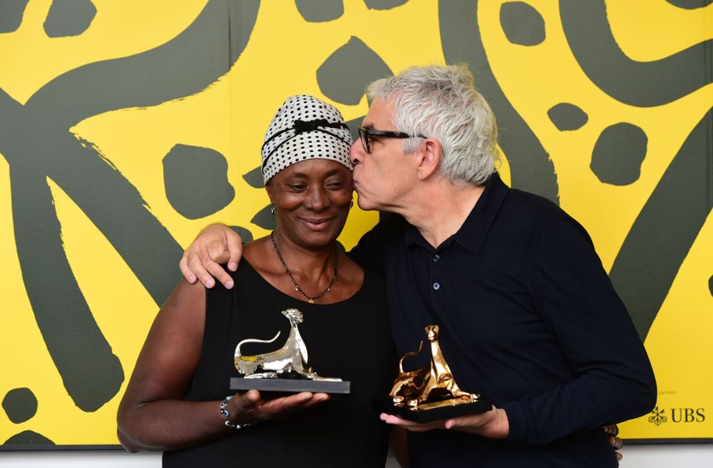 Preisträger unter sich: Vitalina Varela mit dem Regisseur Pedro Costa, dessen Film mit dem Goldenen Leoparden ausgezeichnet wurde. Foto: Getty Images