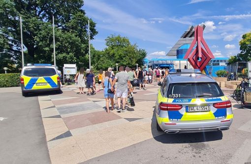 Die Polizei rückte am Sonntag zum Stuttgarter Leuze-Bad aus. Foto: StZN/Sebastian Steegmüller