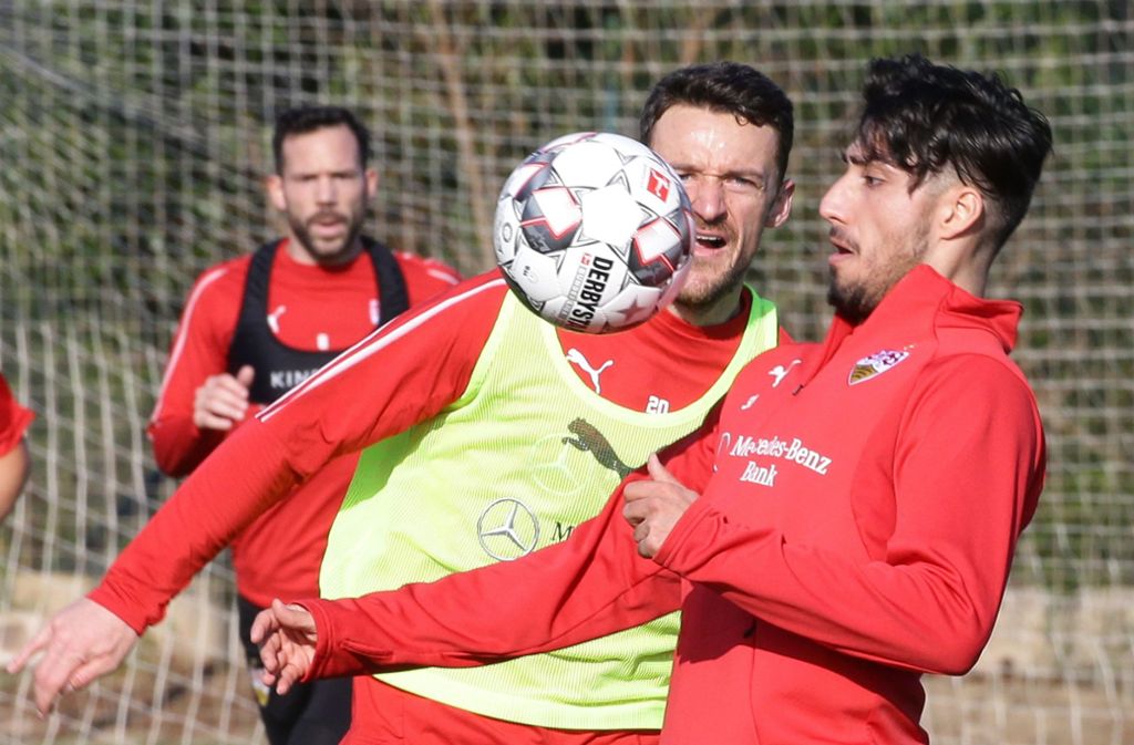 Berkay Özcan (re.) ist vom VfB Stuttgart zum Hamburger SV gewechselt. Foto: Baumann