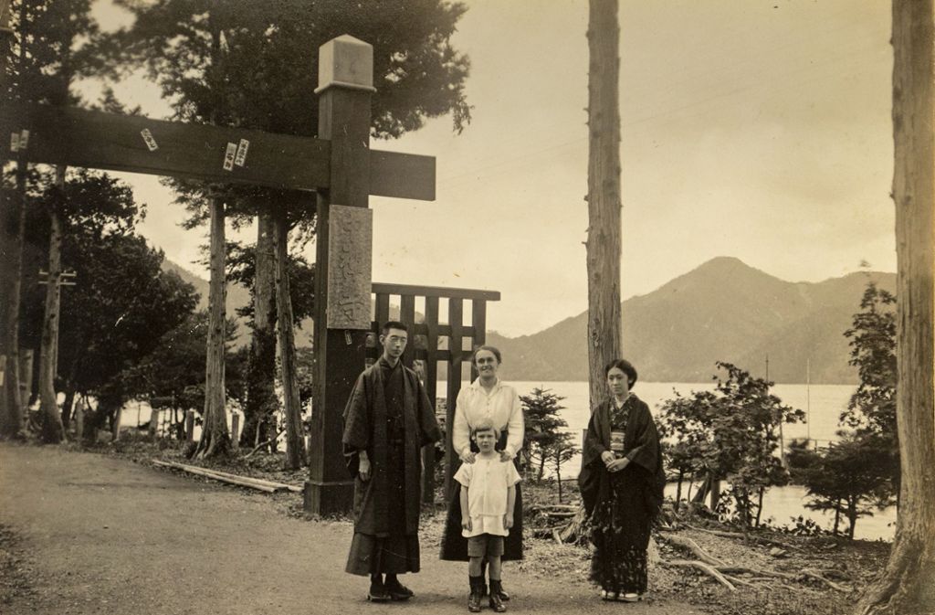 Marta Richter (Mitte) mit Otto Isao Solf in Japan um das Jahr 1926.