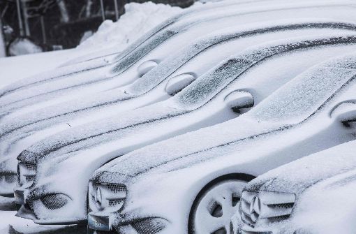 Sehr viel mehr Schnee als eine dünne Puderschicht werden die Stuttgarter nicht von ihren Autos fegen müssen. Foto: dpa