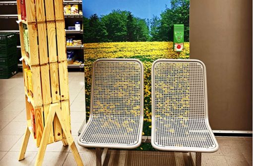 Sitzgelegenheit zum Ausspannen in einem Supermarkt. Foto: Decksmann/KNITZ