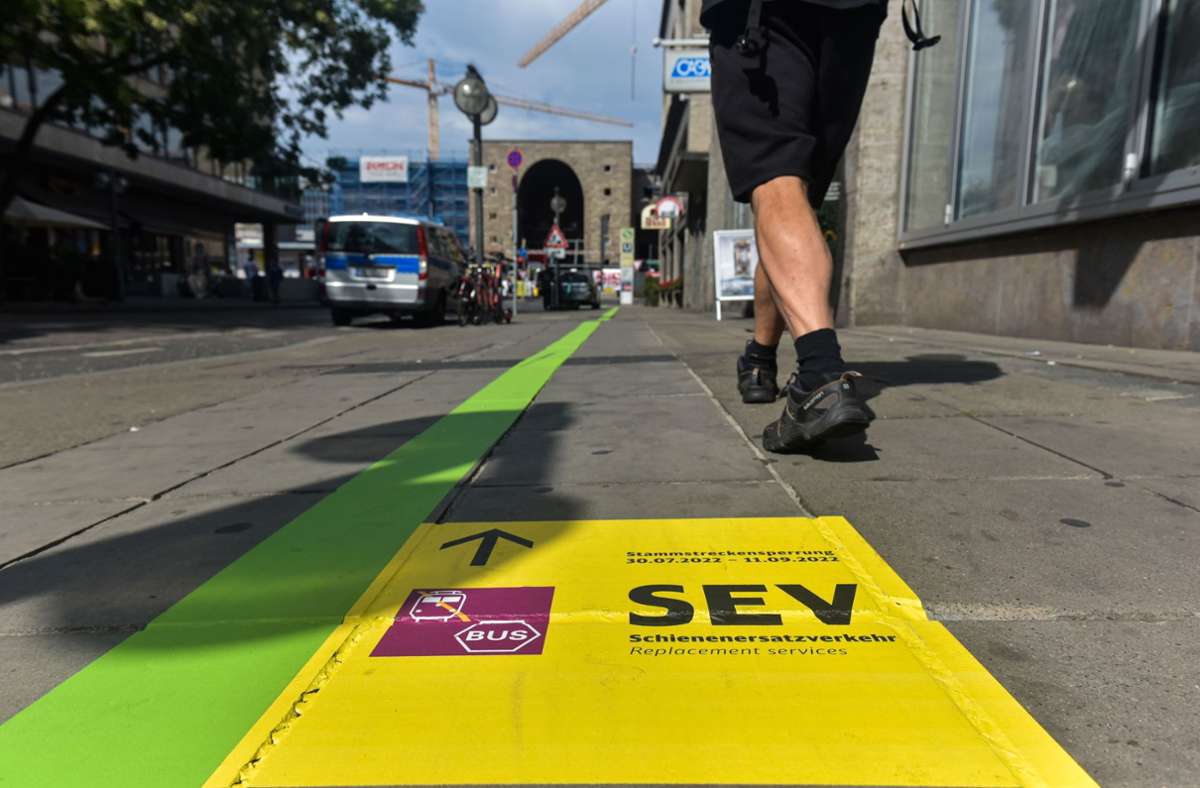 Lange grüne Striche auf dem Boden in der Innenstadt weisen den S-Bahn-Fahrgästen der Stammstrecke den Weg zu den Haltestellen der Ersatzbusse. Foto: Lichtgut/Ferdinando Iannone