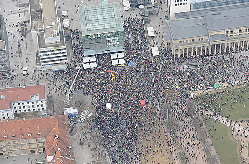 Die Polizei hat am Samstag versucht, per Luftaufnahmen die genaue Teilnehmerzahl bei der Großdemo zu ermitteln. Die Aufnahmen stammen laut Polizei von 14.30 Uhr. Klicken Sie sich durch unsere Bildergalerie. Foto: Polizei Stuttgart