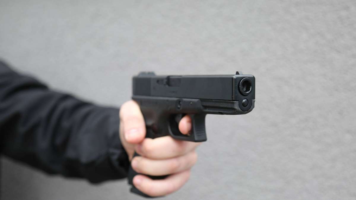 Überfall in Göppingen: Männer bedrohen Mitarbeiterin in Postfiliale mit Pistole
