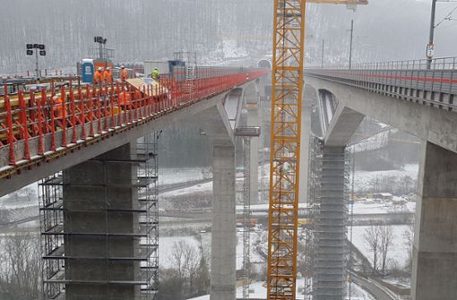 Die Filstalbrücken an einem Dezembertag: Auf  der fertigen Brücke Richtung Ulm wird  die Oberleitung montiert. Foto: Jürgen Schäfer