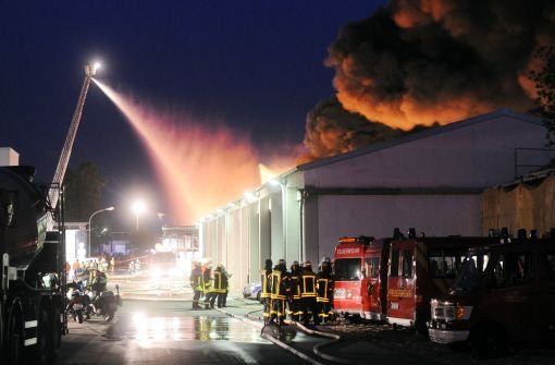 Die Lagerhallen der Philippsburger Fabrik brannten komplett nieder. Foto: dpa