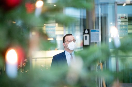Wird es für mehr Pflegekräfte einen Corona-Bonus geben als bisher? Gesundheitsminister Jens Spahn (CDU) will darüber nachdenken. Foto: dpa/Kay Nietfeld