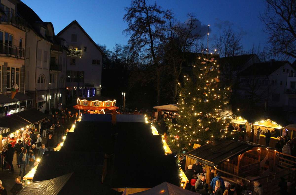 In herrlichem Lichterglanz erstrahlt der Wernauer Weihnachtsmarkt auf dem Stadtplatz.