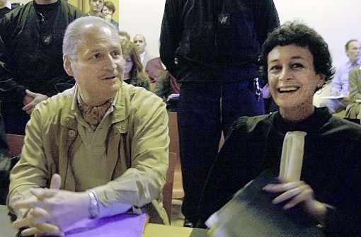 Isabelle Coutant-Peyre, die Anwältin von „Carlos“, sitzt im November 2000 in einem Gericht in Paris neben dem früheren Top-Terroristen, Ilich Ramírez Sánchez. Foto: AP