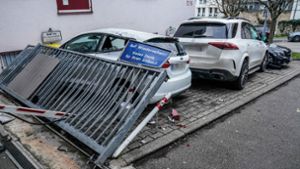 Der Mercedes flog bei dem kuriosen Unfall genau in die Parklücke. Foto: SDMG/Kohls