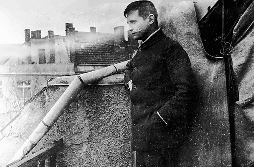 Franz Jung auf dem Balkon eines illegalen Quartiers 1919, kurz nach dem Ersten Weltkrieg. Foto: Edition Nautilus