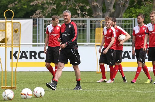 Konzentrierte Trainingsarbeit vor dem finalen Saisonspiel. Jürgen Kramny und der VfB haben noch die Chance auf den Ligaverbleib. Foto: Pressefoto Baumann