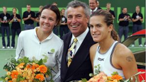 Dieter Fischer beim Finale 2005 seines Turniers mit den  Tennisstars Lindsay  Davenport (links) und  Amelie Mauresmo Foto: baumann/Alexander Keppler