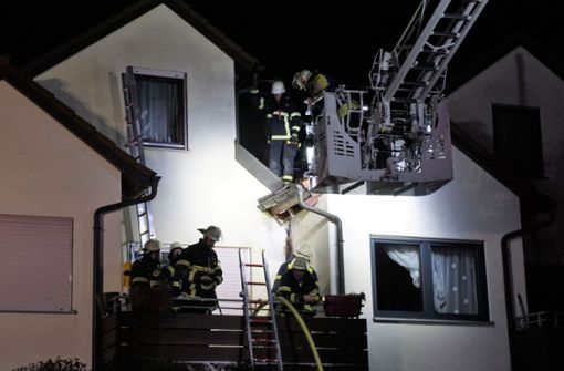 In der Nacht auf Dienstag ist  die Feuerwehr zum Brand eines Reihenhauses nach Neckartailfingen ausgerückt. Foto: SDMG