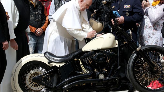 Deutsche Biker schenken Papst eine Harley-Davidson