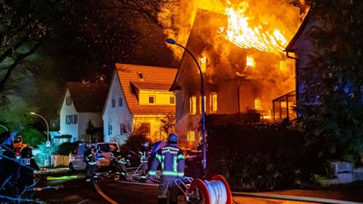 Als die Feuerwehr eintraf, stand das Haus in Stuttgart-Lederberg schon in Vollbrand. Foto: 7aktuell.de/Alexander Hald