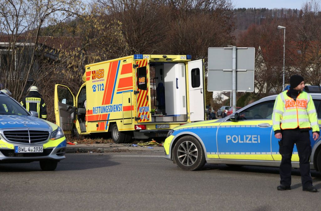 Eine Rettungswagenbesatzung ist in Süßen (Kreis Göppingen) auf der Fahrt zu einem Einsatz in einen Unfall verwickelt worden.