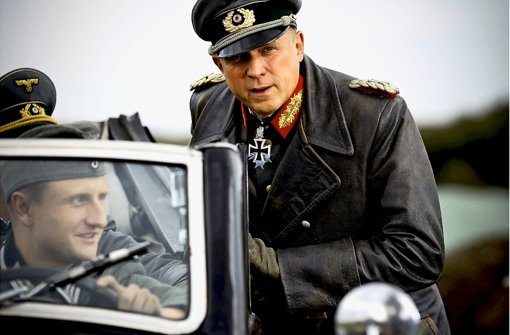 Ulrich Tukur als Rommel bei den Dreharbeiten auf der Schwäbischen Alb. Klicken Sie sich durch die Bildergalerie. Foto: Leif Piechowski