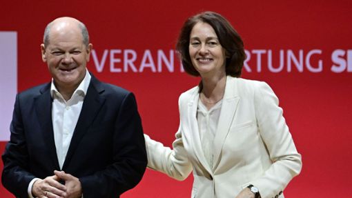 Bundeskanzler Olaf Scholz und die SPD-Spitzenkandidatin Katarina Barley wollen die Partei gemeinsam in den Wahlkampf führen. Foto: AFP/Tobias Schwarz
