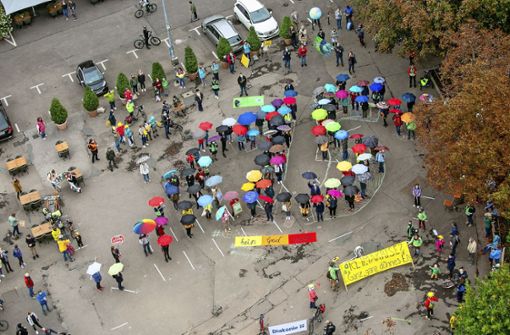 Am Marktplatz formten die Demonstranten die Zahl „1,5“ und machten so auf die Klimakrise aufmerksam. Foto: Roberto Bulgrin