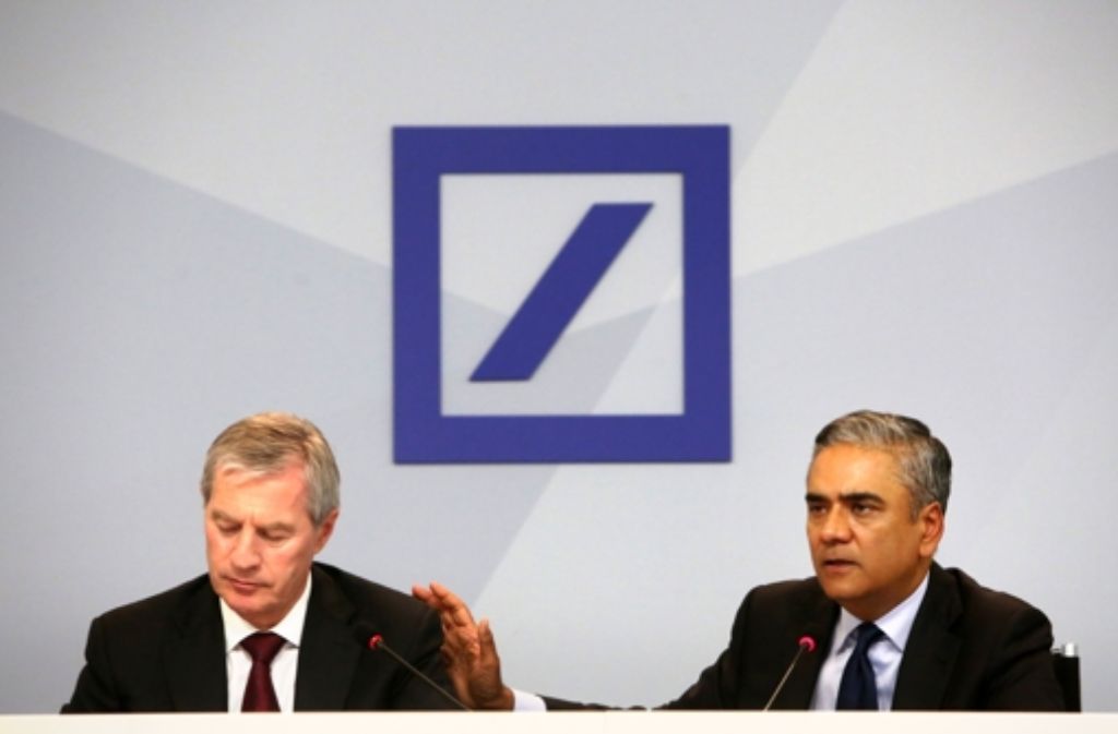 Die beiden Co-Chefs der Deutschen Bank, Jürgen Fitschen (links) und Anshu Jain. Das Geldhaus will bis 2017 in Deutschland 200 Filialen schließen Foto: dpa