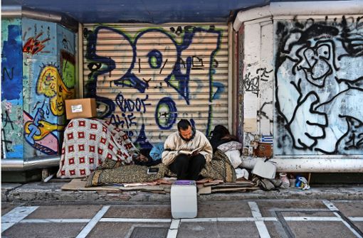 Ein Obdachloser in Athen: In Griechenland gibt es keine Grundsicherung. Foto: AP