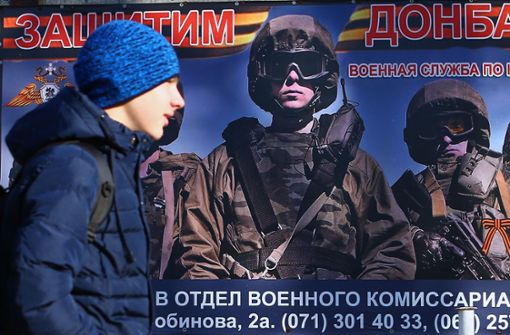 „Verteidigt Donbass“ steht auf dem Plakat, auf dem die Separatisten um  Freiwillige werben. Foto: AFP