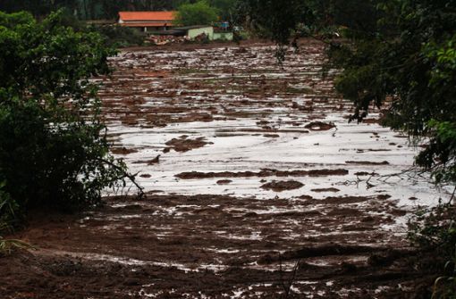 Die Zahl der Toten nach dem Bruch eines Damms für Bergbauschutt in Brasilien steigt weiter an. Foto: dpa