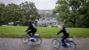 Die Fahrradführung zu Stuttgart 21 macht auch an der Neckarbrücke halt. Foto: Lichtgut/Julian Rettig