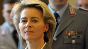 Ursula von der Leyen hat kurz nach ihrem Antritt als Verteidigungsministerin eine familienpolitische Debatte angestoßen. Foto: dpa