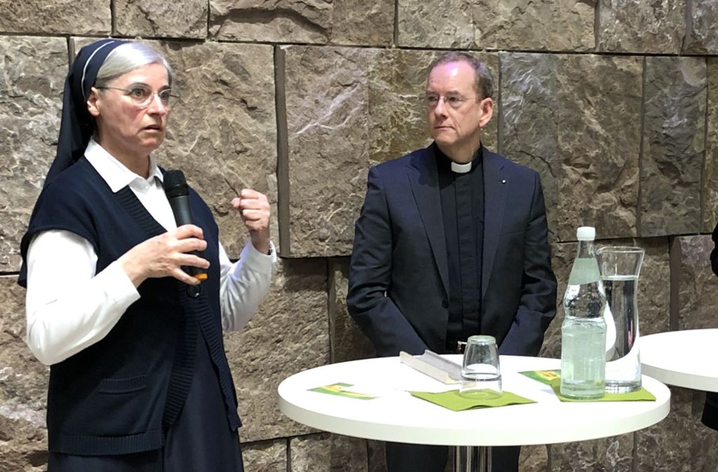 Ordensschwester Nicola Maria Schmitt und Stadtdekan Christian Hermes berichten von der ersten Vollversammlung des Synodalen Wegs in  Frankfurt. Foto: Martin Haar