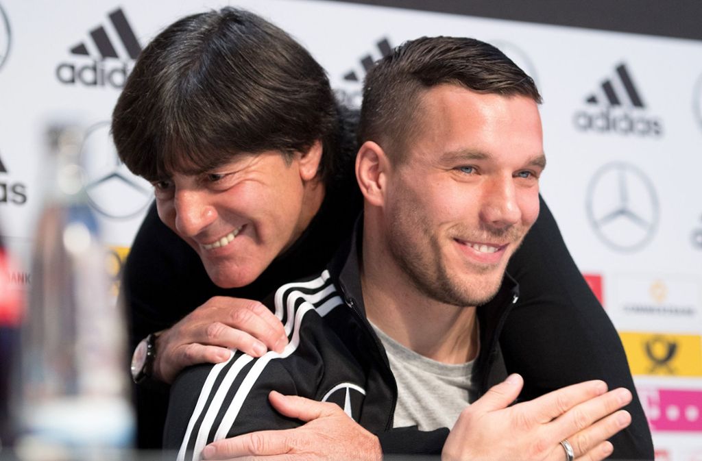 Bundestrainer Joachim Löw umarmt Podolski bei der Pressekonferenz in Dortmund und verkündet, dem Stürmer für das Spiel die Kapitänsbinde überlassen zu wollen. Poldi freut diese Anerkennung: „Sensationell. Ich höre das auch zum ersten Mal. Mehr geht nicht, als im letzten Spiel als Kapitän aufzulaufen. Da kann man nur Danke sagen.“
