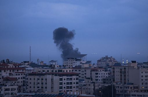 Rauch steigt nach einem Luftangriff auf Jericho im westlichen Gazastreifen auf. Foto: dpa/Fatima Shbair