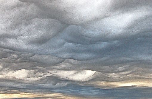 Dieser Wolkentyp sieht wie Meereswellen aus, die man von unten betrachtet. Foto: WMO