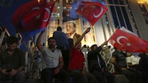 Anhänger von Recep Tayyip Erdogan feiern den Wahlsieg Foto: AP