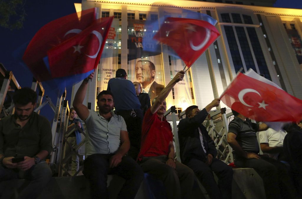 Anhänger von Recep Tayyip Erdogan feiern den Wahlsieg