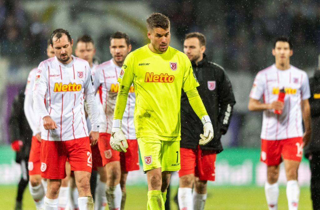 Jahn Regensburg fällt nach der Niederlage gegen den FC Erzgebirge Aue auf den siebten Tabellenplatz. Foto: dpa/Robert Michael