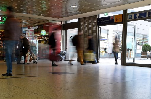 Reisende am Hauptbahnhof in hannover. Eine 15-jährige Deutsch-Marokkanerin hatte dort einen Bundespolizisten mit einem Messer schwer verletzt. Foto: dpa