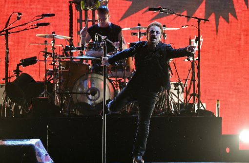 Der Sänger Bono (vorne) erweist sich wieder mal als Moralist, der Schlagzeuger Larry Mullen jr. liefert ihm den Takt dazu. Foto: dpa