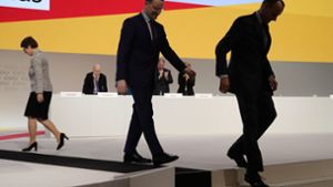 Die bei der Wahl um den CDU-Vorsitz unterlegenen Kandidaten Jens Spahn (M) und Friedrich Merz verlassen beim CDU-Bundesparteitag die Bühne, während die neue CDU-Vorsitzende Annegret Kramp-Karrenbauer zu ihrem Platz geht. Foto: dpa