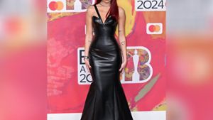 Dua Lipa strahlt in einem schwarzen Latexkleid bei den Brit Awards