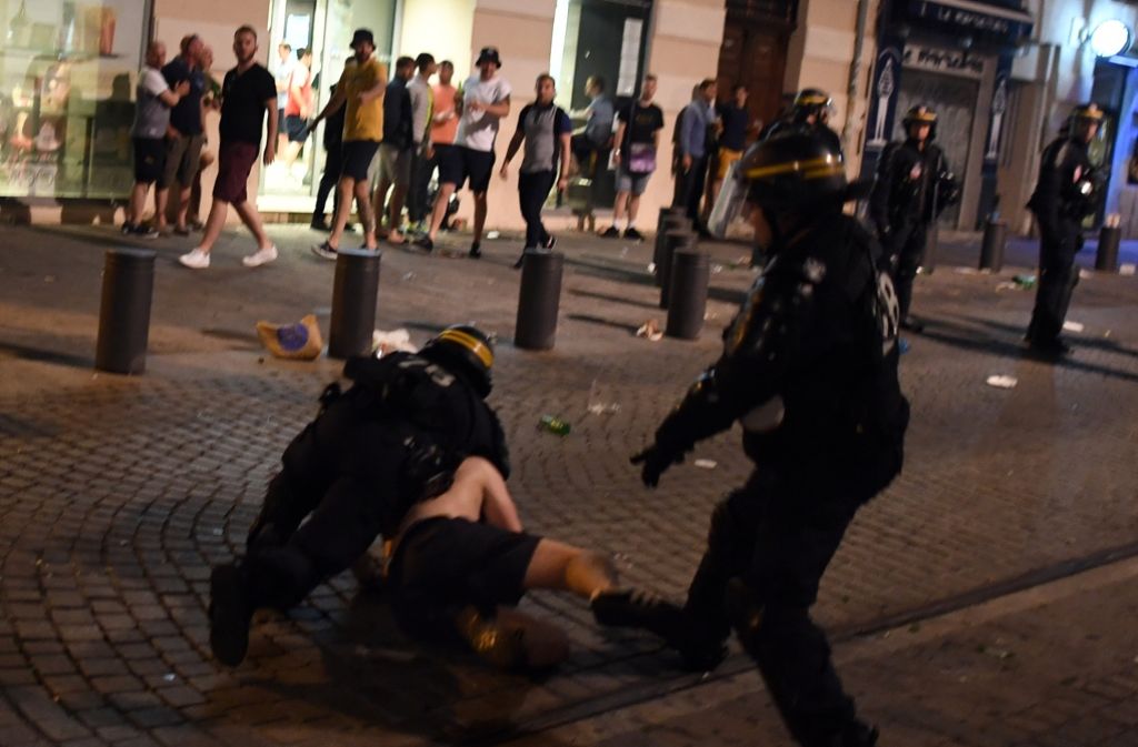 Die Polizei hat in Marseille Tränengas gegen englische Fans eingesetzt.